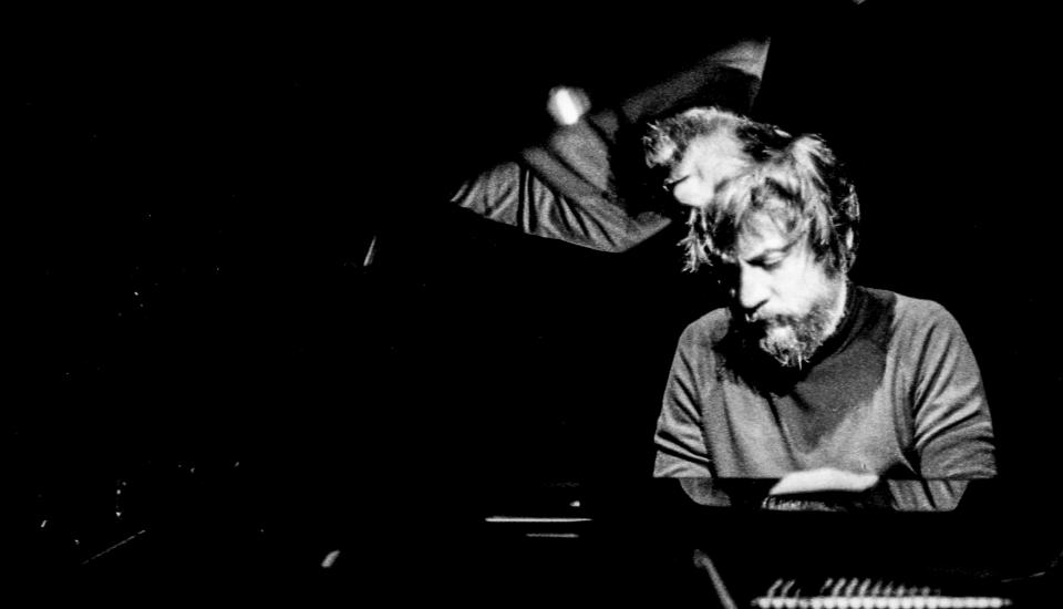 Raül Refree jouant du piano, photo en noir et blanc