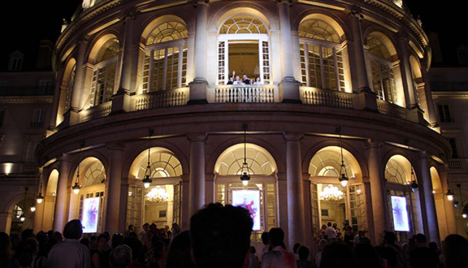 Rotonde de l'Opéra la Nuit. Le chanteurs de l'opéra Madame Butterfly saluent le public au balcon.
