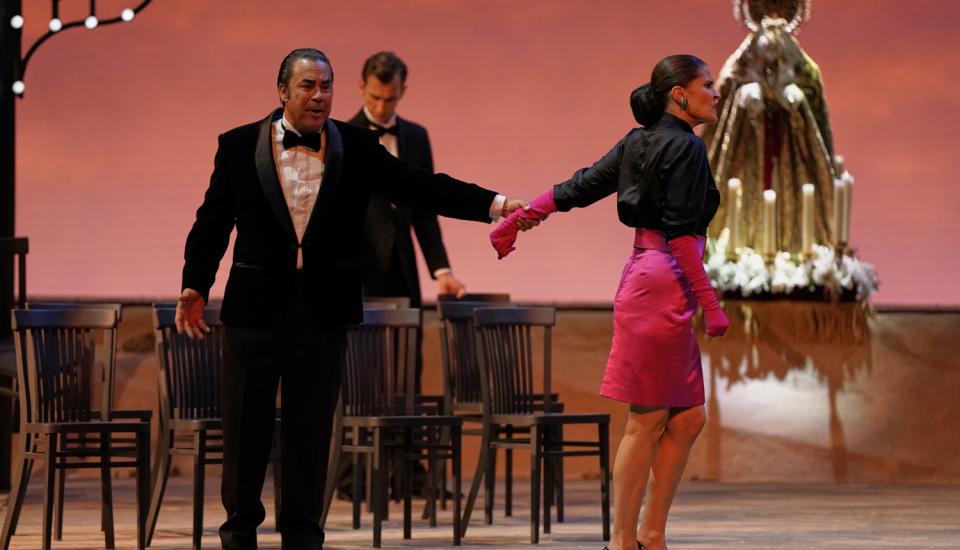 Un homme retient une femme qui souhaite partir par la main