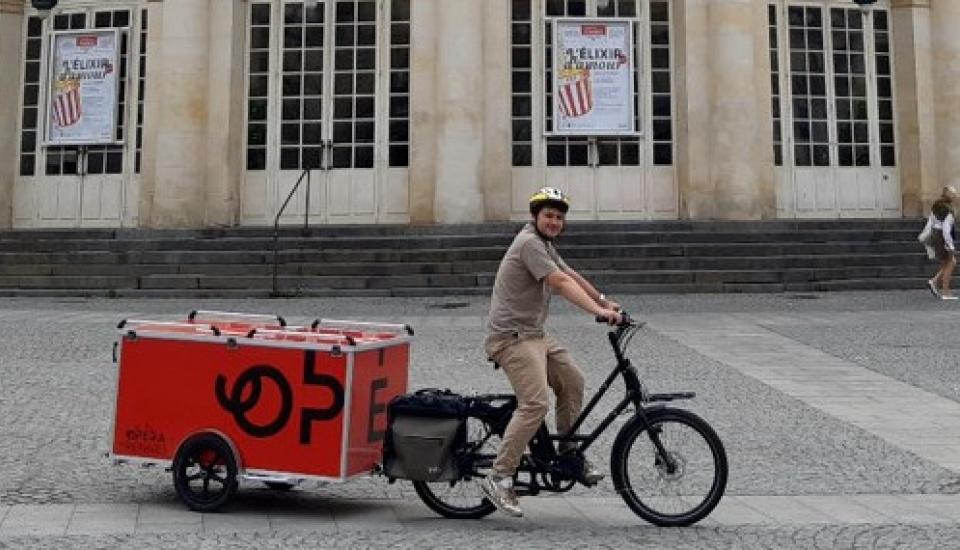 Vélo cargo devant l'Opéra de Rennes