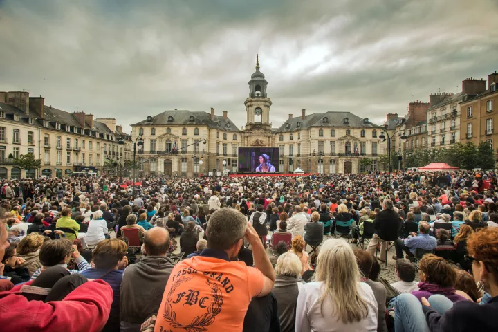 Foule devant l'hôtel de ville pour regarder sur écran géant Opéra sur écran(s)