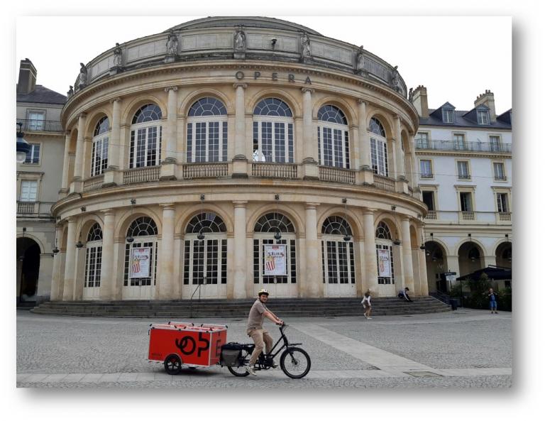Vélo cargo devant l'Opéra de Rennes