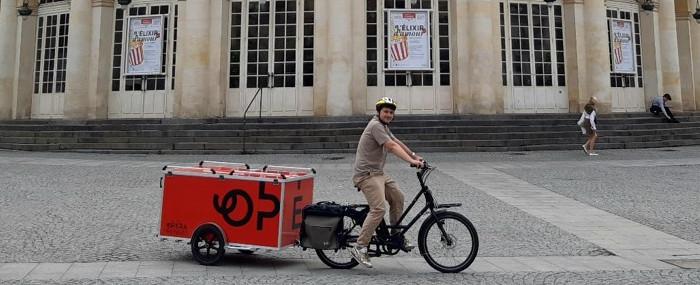 Vélo cargo devant l'Opéra de Rennes