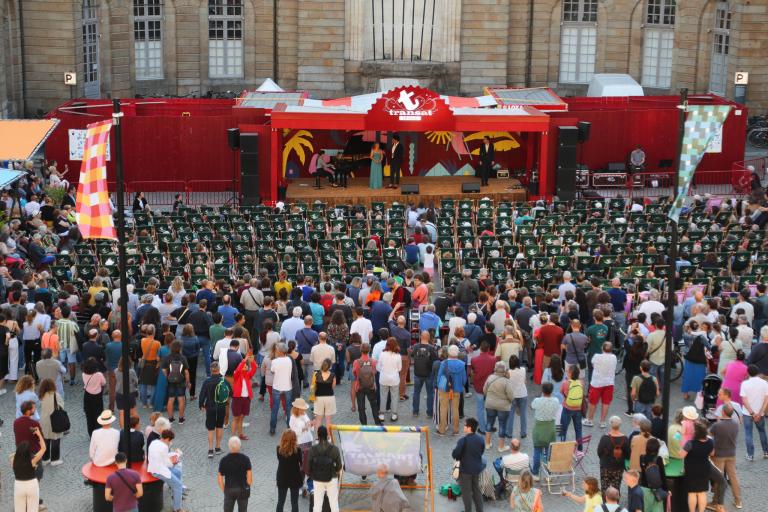 Opéra sur ton transat, une foule devant une récital, en extérieur