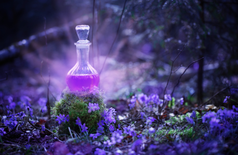 une potion violette dans une fiole repose sur de la mousse verte. des fleurs violettes entourent cette mousse verte. 