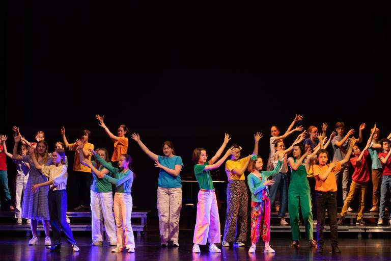 Enfants levant les bras