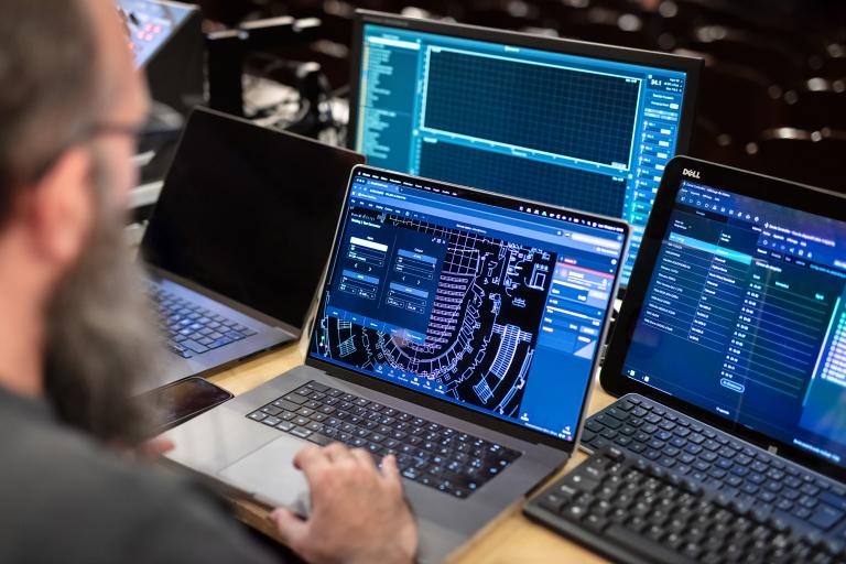 Des ordinateurs montant la salle de l'opéra et le système de sonorisation